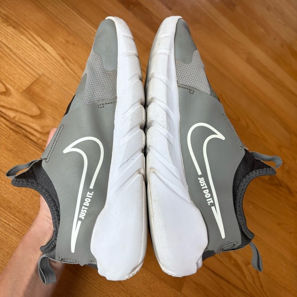 Nike Flex Runner 2 Slip-On Running Sneakers flat Gray white Shoes Boys Size 6 - Picture 6 of 13